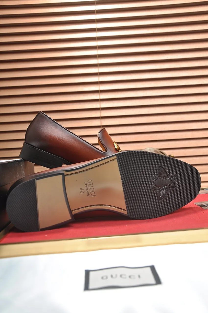 Men's shoes💰500💶Italy's top luxury men's shoe giant (GUCCI) (Gucci) (full cowhide lining) new arrival🍃Original European style🔰 Pleasant to the eye😍In order to make the shoes more durable and non-deformable🌀The production continues to follow traditional methods but there is still no lack of innovation💪Choose original sheepskin for the leather♻️ Smooth and natural And extra bright ⭐Made of imported cowhide, the first choice of rich people 38-45 (45 customized)